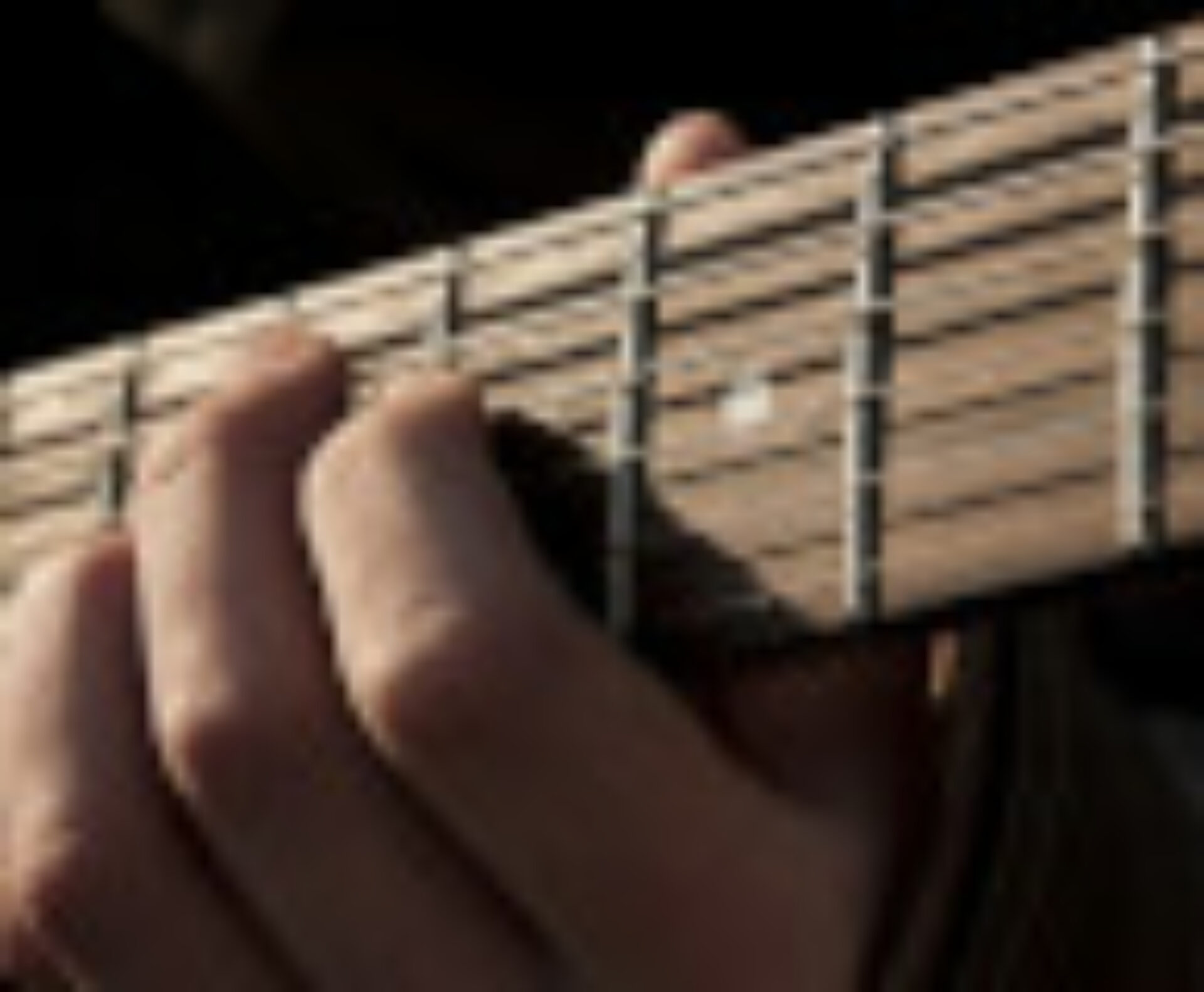 Arpèges mineurs 7 en 2 notes par corde : simples et efficaces 1 Arpèges mineurs 7 en 2 notes par corde : simples et efficaces
