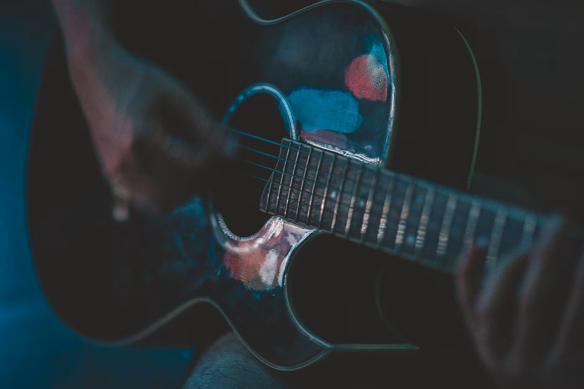 Guitariste jouant une rythmique