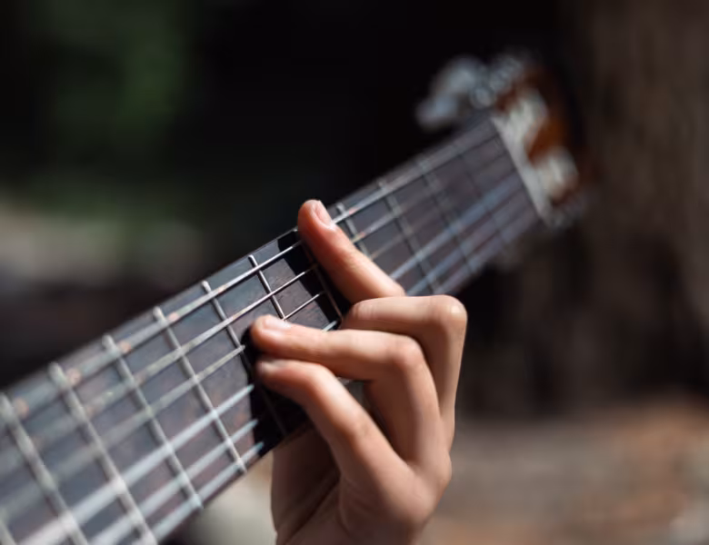 Maîtriser le Finger Roll (Rolling de Phalange) : Le Secret des Arpèges et Pentatoniques Propres