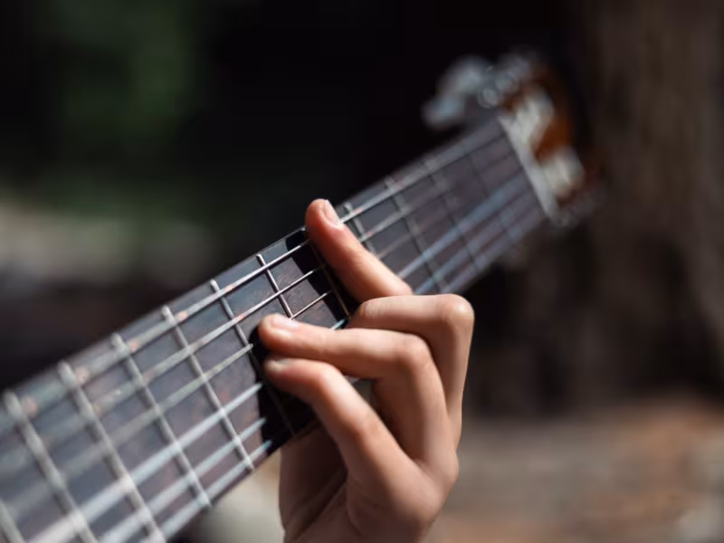 Maîtriser le Finger Roll (Rolling de Phalange) : Le Secret des Arpèges et Pentatoniques Propres