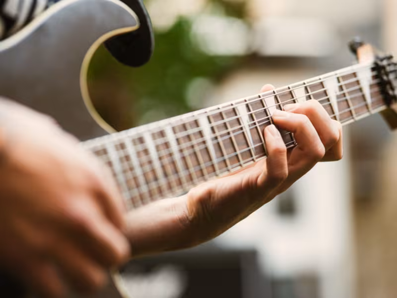 Le sweeping à la guitare : le guide complet pour apprendre cette technique