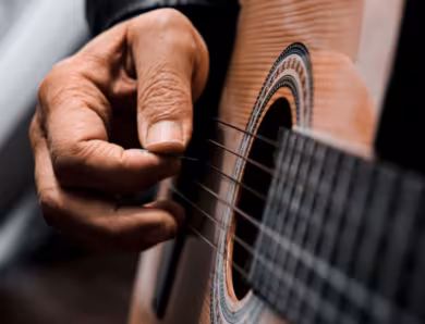 Maîtriser le Slap Percussif à la Guitare Acoustique : Sublimer vos Rythmiques Fingerstyle