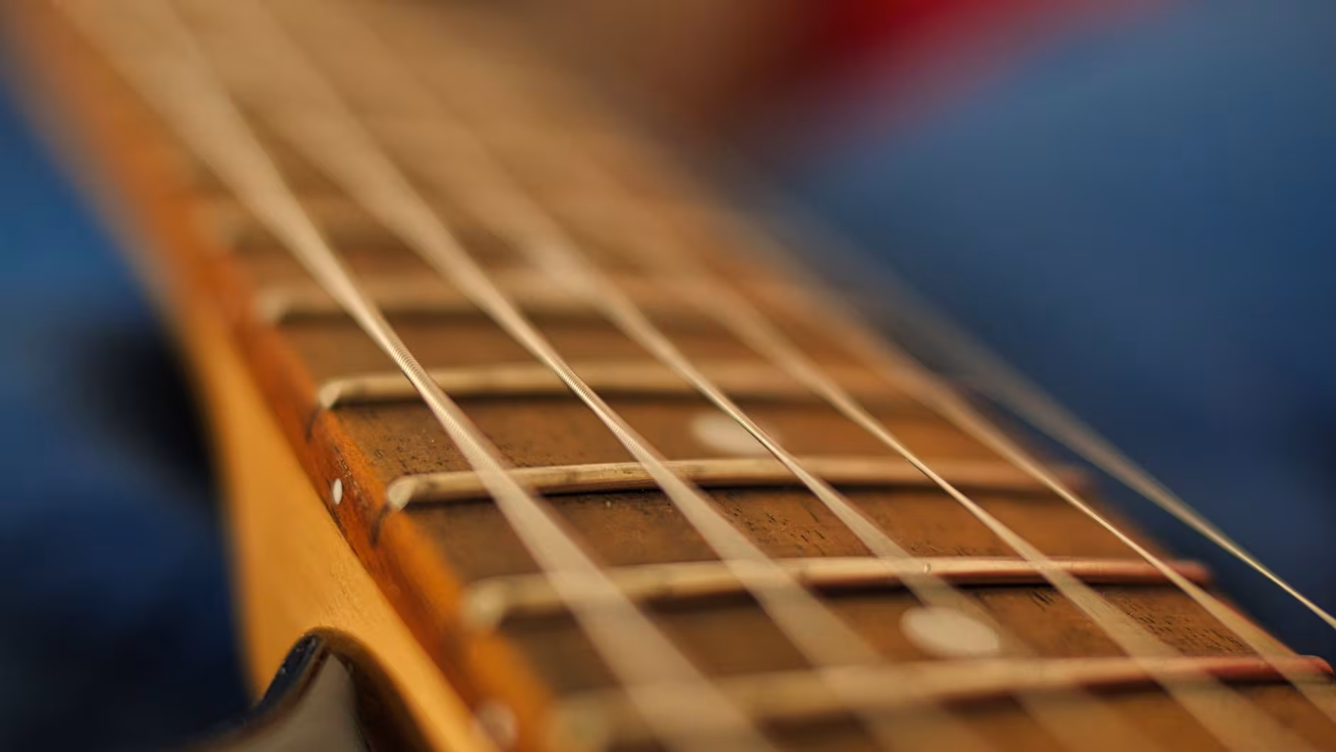 Gros plan sur un manche de guitare électrique illustrant le jeu legato