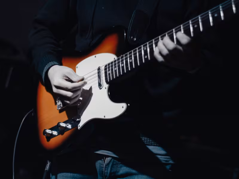 Le Blues Mineur à la Guitare : Grille, Voicings bVI7-V7alt et Clés d&rsquo;Improvisation
