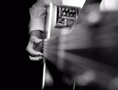 Maîtriser la Rythmique Bossa Nova à la Guitare : Pouce, Syncopes et Accords Enrichis