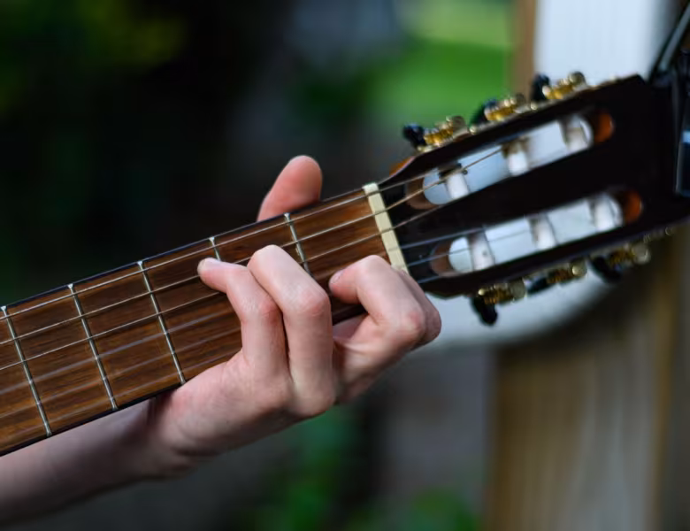 L&rsquo;Accord de Septième Diminuée à la Guitare : Maîtrisez la Symétrie et les Accords de Passage